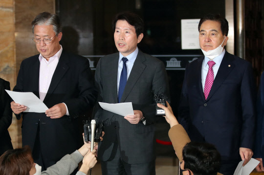 이인영(가운데) 더불어민주당 원내대표와 심재철(오른쪽) 미래통합당 원내대표, 민주통합의원모임 유성엽 원내대표가 4일 오후 국회 본청 로텐더홀에서 선거구획정안 관련 3당 원내대표 공동기자회견을 하고 있다.   연합뉴스